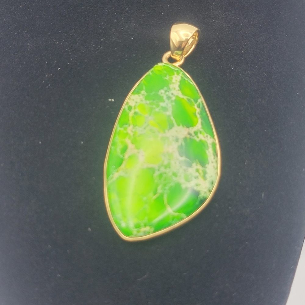 Vintage Signed CHARLES ALBERT Vivid Green Ocean Sediment Gold Tone Pendant #686p - Picture 5 of 9